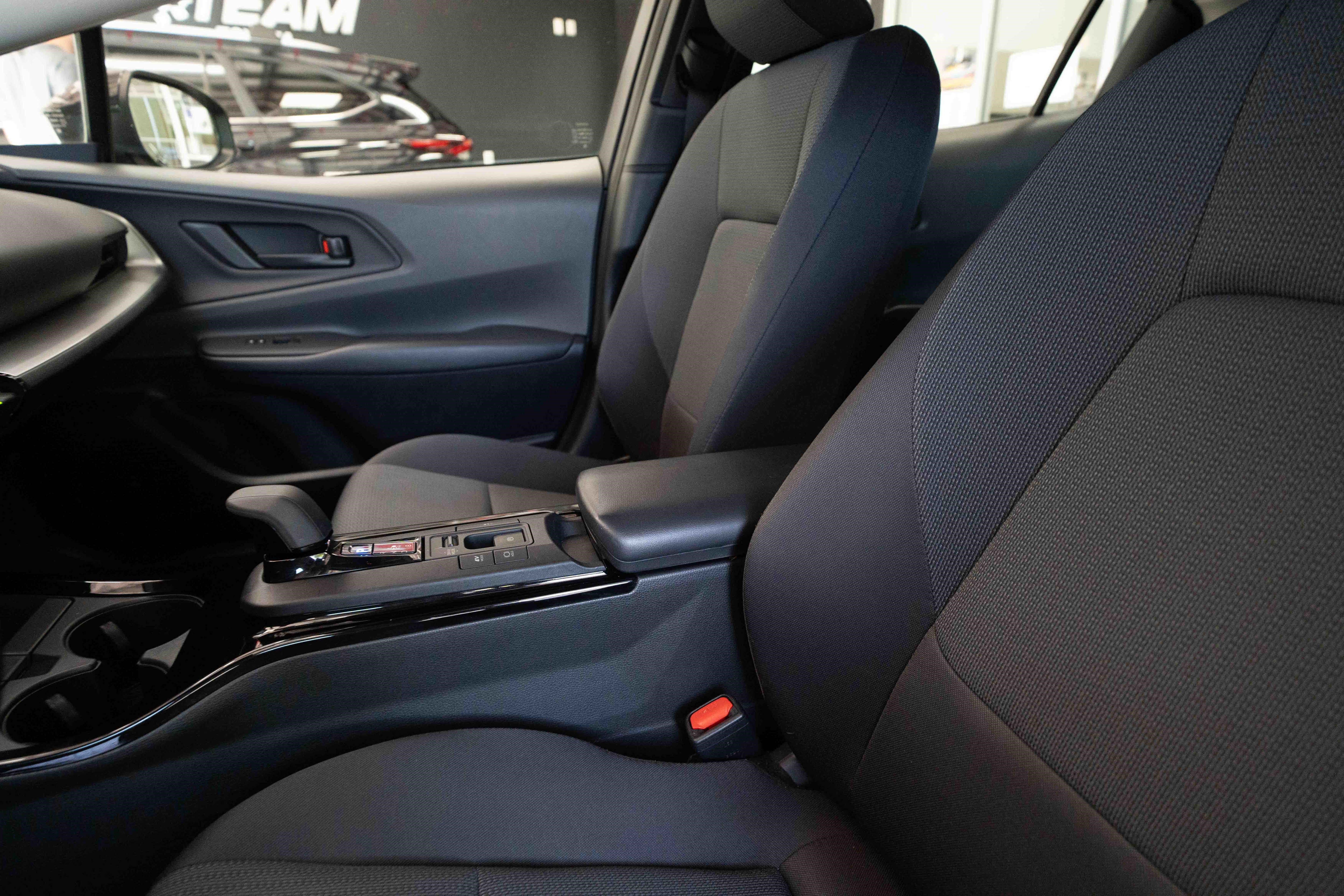 Used 2025 Toyota Prius LE FWD image 10