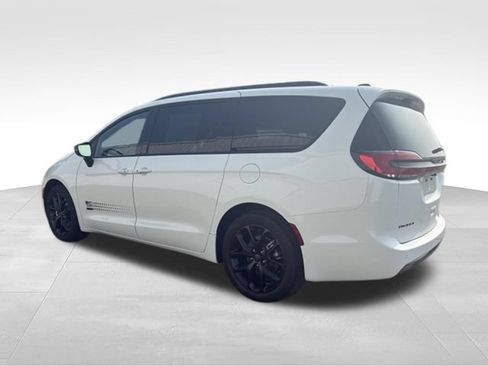 New 2027 Chrysler Pacifica Select FWD image 2