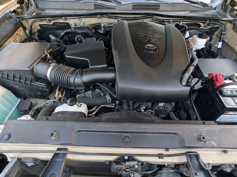 Used 2020 Toyota Tacoma SR5 RWD image 28