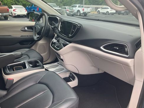 Used 2024 Chrysler Pacifica Touring-L FWD image 11