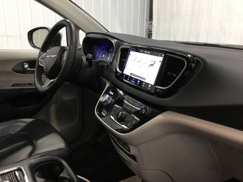 Used 2023 Chrysler Pacifica Touring-L image 23