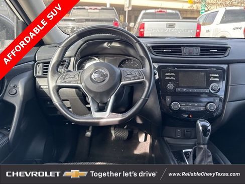 Used 2017 Nissan Rogue SV image 16
