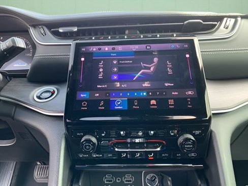 New 2025 Jeep Grand Cherokee L Limited w/ Luxury Tech Group II image 24