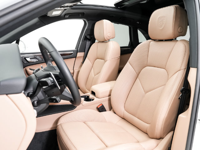 Certified 2026 Porsche Macan AWD/4WD image 5