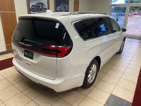 Used 2021 Chrysler Pacifica Touring-L FWD image 3