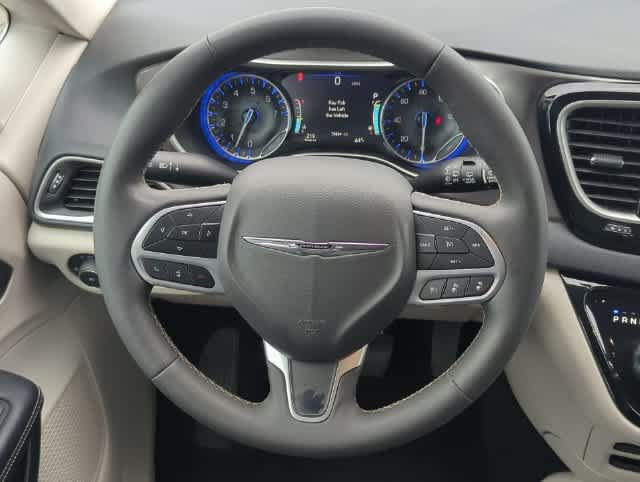 Certified 2024 Chrysler Pacifica Touring-L FWD image 24