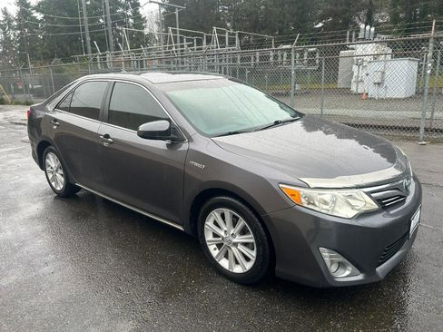 Used 2014 Toyota Camry XLE w/ Leather Package image 3