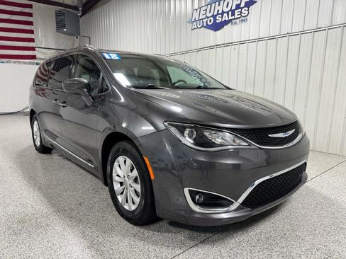 Used 2018 Chrysler Pacifica Touring-L Plus FWD image 2