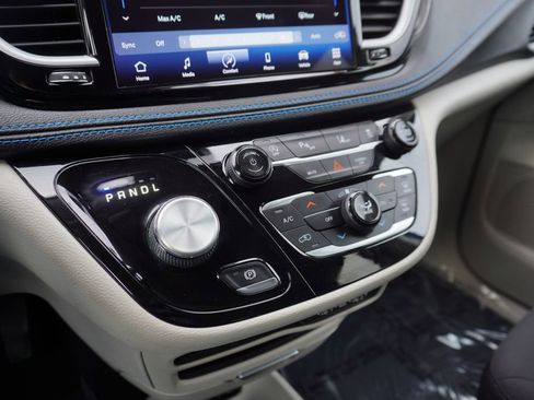 Used 2021 Chrysler Pacifica Touring image 16