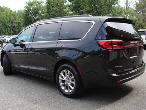 Used 2022 Chrysler Pacifica Touring-L w/ Uconnect Theater Family Group AWD/4WD image 3