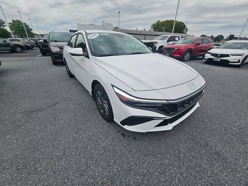 Certified 2024 Hyundai Elantra SEL FWD image 2