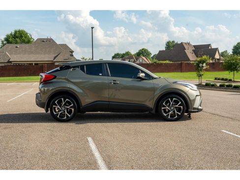Used 2021 Toyota C-HR XLE FWD image 4