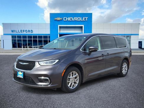 Used 2023 Chrysler Pacifica Touring-L FWD image 1
