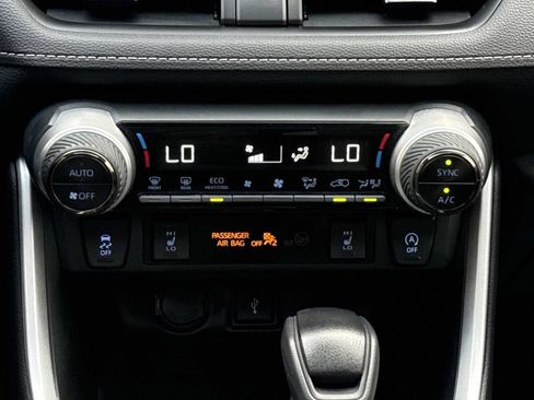 Used 2022 Toyota RAV4 XLE w/ Convenience Package AWD/4WD image 16