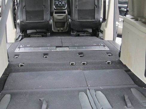 Used 2019 Dodge Grand Caravan SE FWD image 16