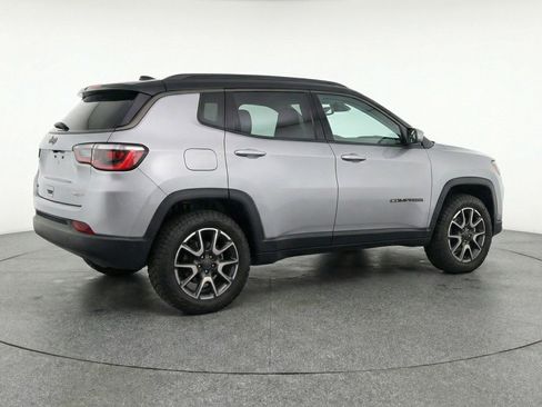 Used 2025 Jeep Compass Trailhawk AWD/4WD image 9
