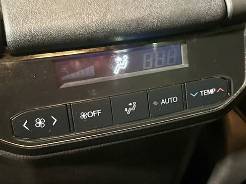Used 2020 Toyota Highlander XLE AWD/4WD image 24