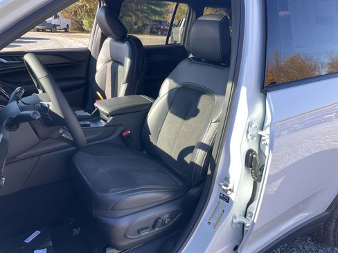 New 2025 Jeep Grand Cherokee Altitude image 11