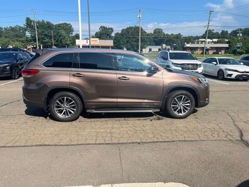 Used 2017 Toyota Highlander XLE AWD/4WD image 18