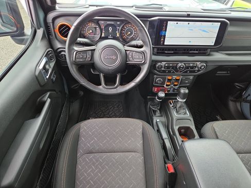 Used 2024 Jeep Gladiator Mojave w/ Technology Group AWD/4WD image 12