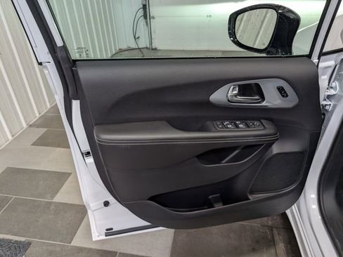 Used 2026 Chrysler Pacifica Limited FWD image 14