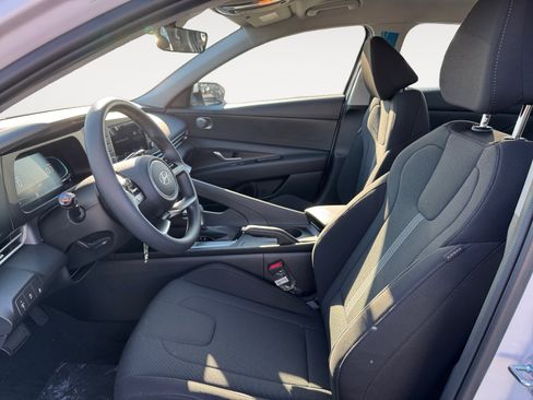 New 2025 Hyundai Elantra SE image 9