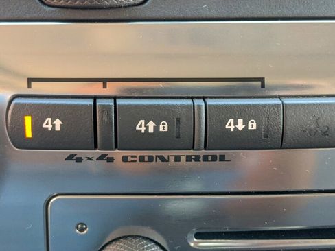 Used 2010 HUMMER H3T image 15