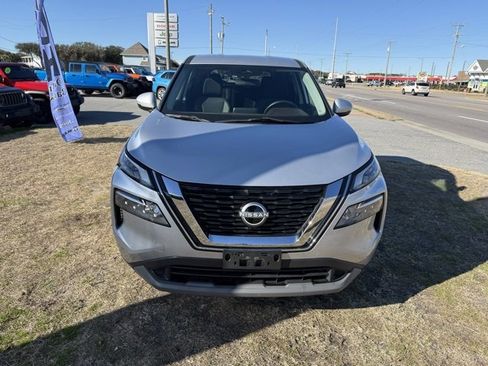 Used 2022 Nissan Rogue SV image 2