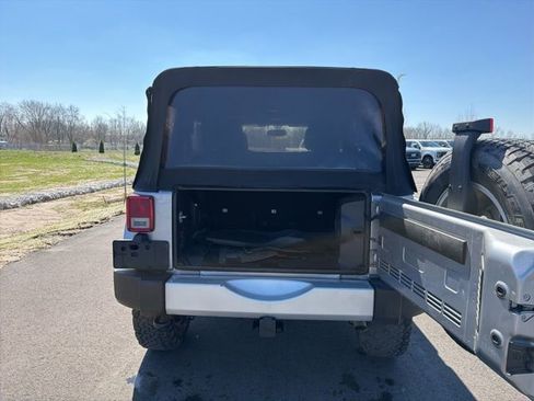 Used 2014 Jeep Wrangler Unlimited Sahara w/ Connectivity Group AWD/4WD image 9