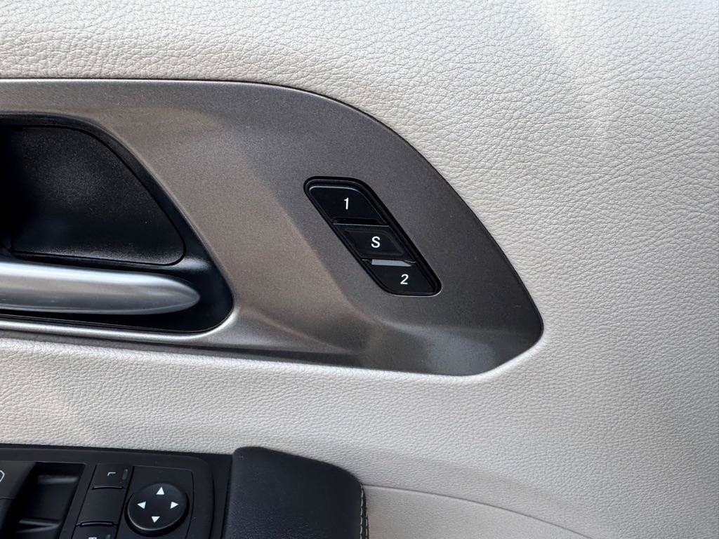 Used 2024 Chrysler Pacifica Limited FWD image 18