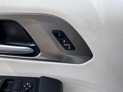 Used 2024 Chrysler Pacifica Limited FWD image 18