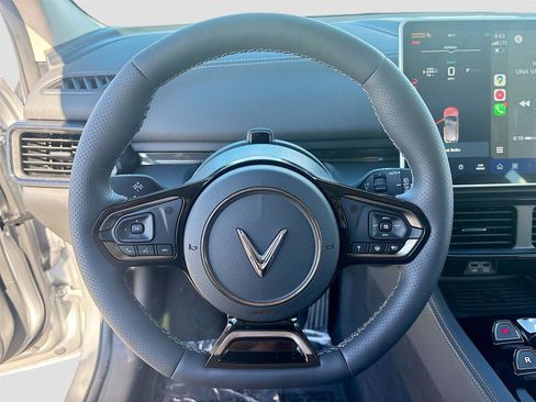 New 2025 VinFast VF 8 Eco image 11