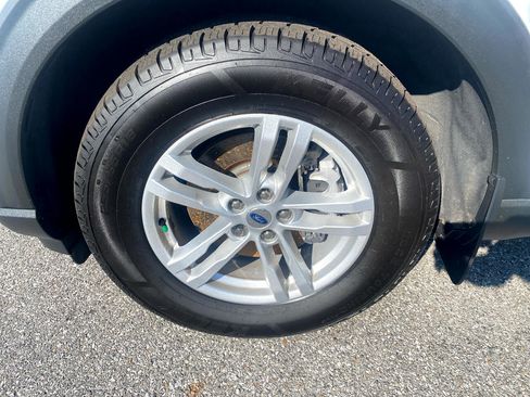 Used 2021 Ford Explorer XLT w/ Equipment Group 202A image 8