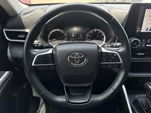 Used 2023 Toyota Highlander LE FWD image 13