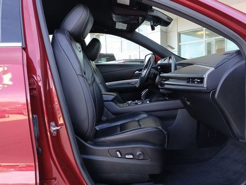 Used 2024 Cadillac XT4 Premium Luxury image 29