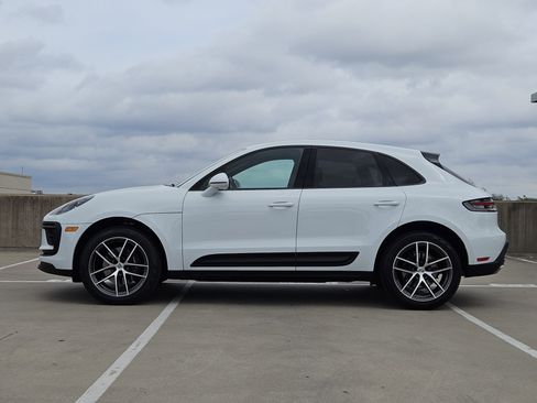 Certified 2025 Porsche Macan image 2