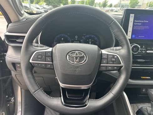 Used 2024 Toyota Highlander Platinum AWD/4WD image 17