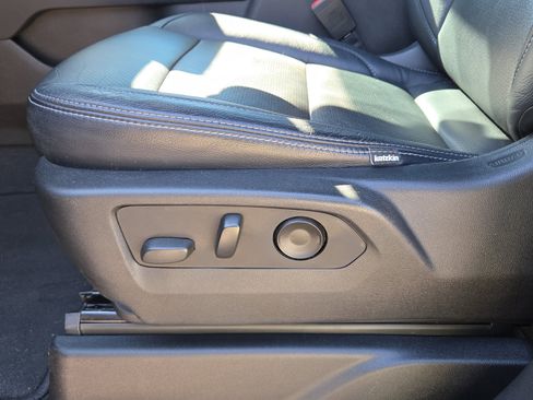 Used 2023 Chevrolet Traverse LT image 19