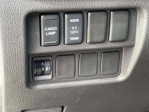 Used 2024 Nissan Titan SV w/ SV Bronze Edition Package image 17