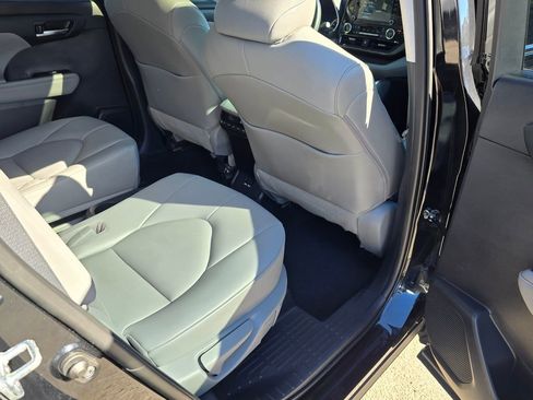 Used 2021 Toyota Highlander XLE image 33