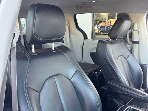 Used 2023 Chrysler Pacifica Touring-L image 24