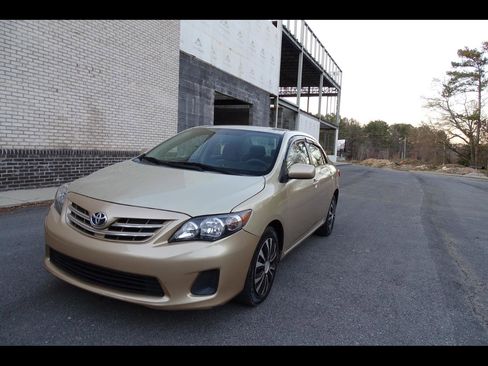 Used 2013 Toyota Corolla LE image 1