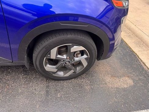 Used 2023 Hyundai Venue Limited FWD image 8