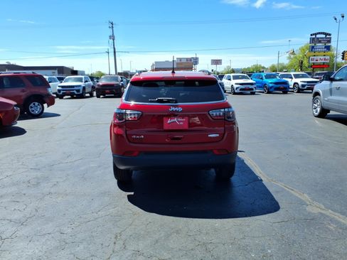 Used 2025 Jeep Compass Latitude AWD/4WD image 5