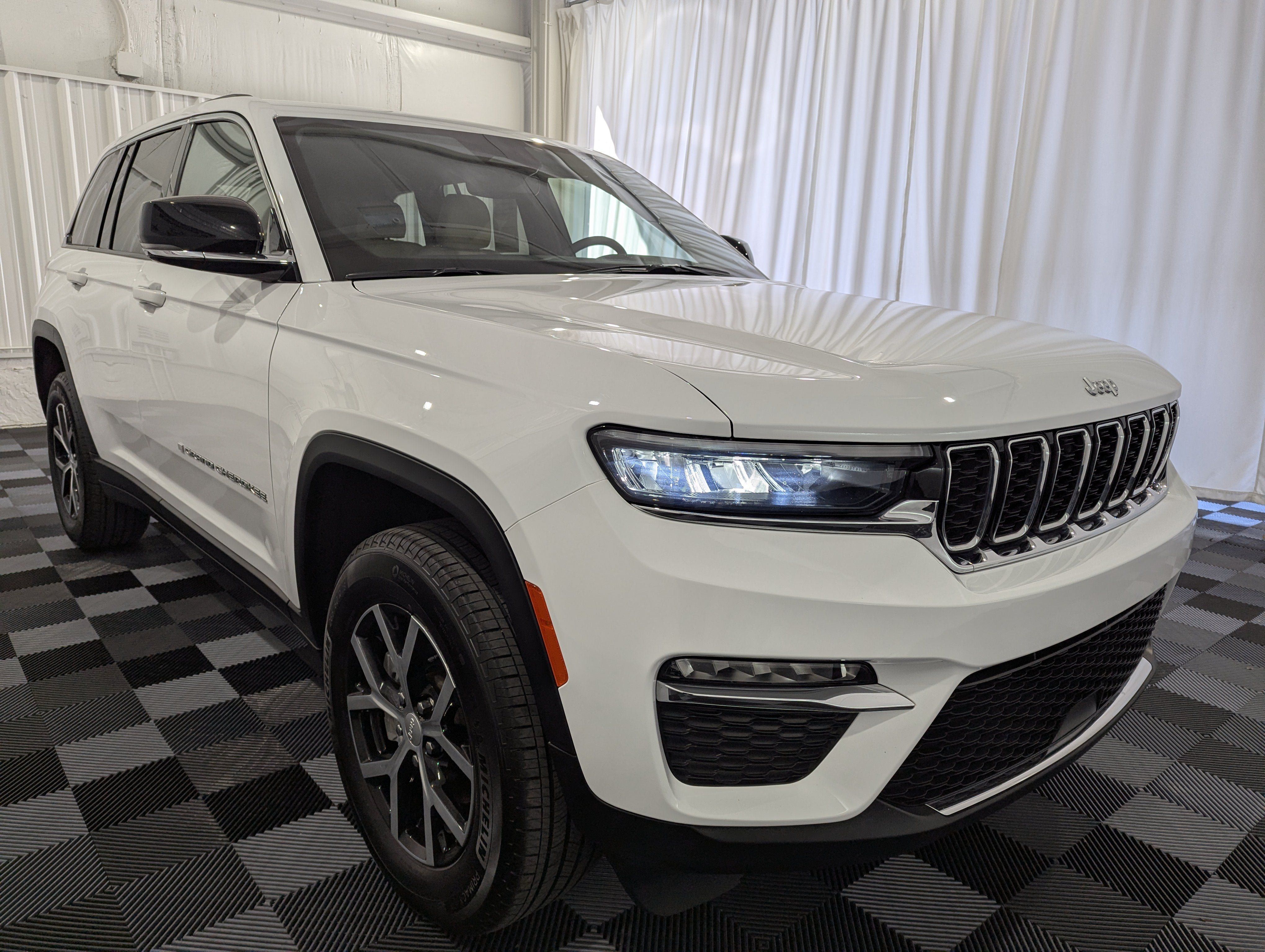 Used 2024 Jeep Grand Cherokee Limited AWD/4WD image 5