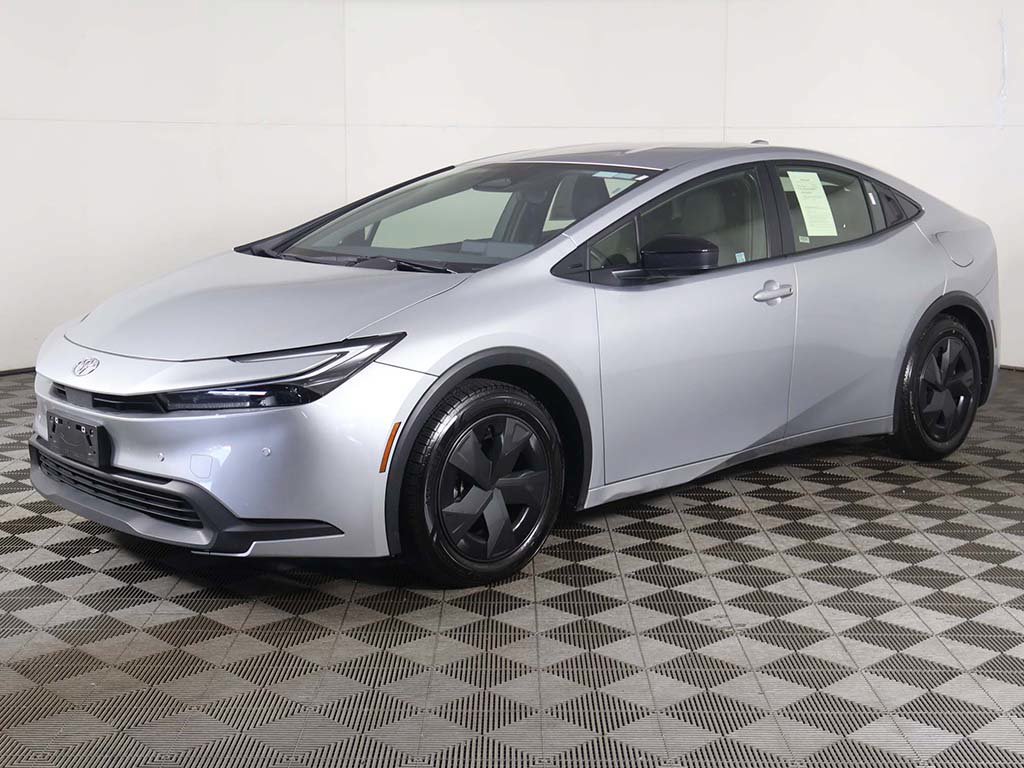 Used 2025 Toyota Prius LE FWD image 7