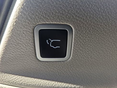 Used 2024 Chrysler Pacifica Touring-L image 14