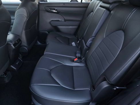 Certified 2026 Toyota Highlander XLE AWD/4WD image 11