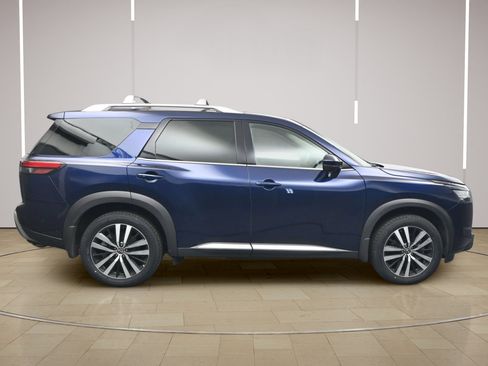 Used 2024 Nissan Pathfinder Platinum AWD/4WD image 8