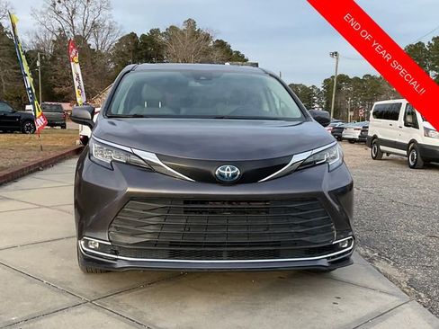 Used 2022 Toyota Sienna XLE image 2